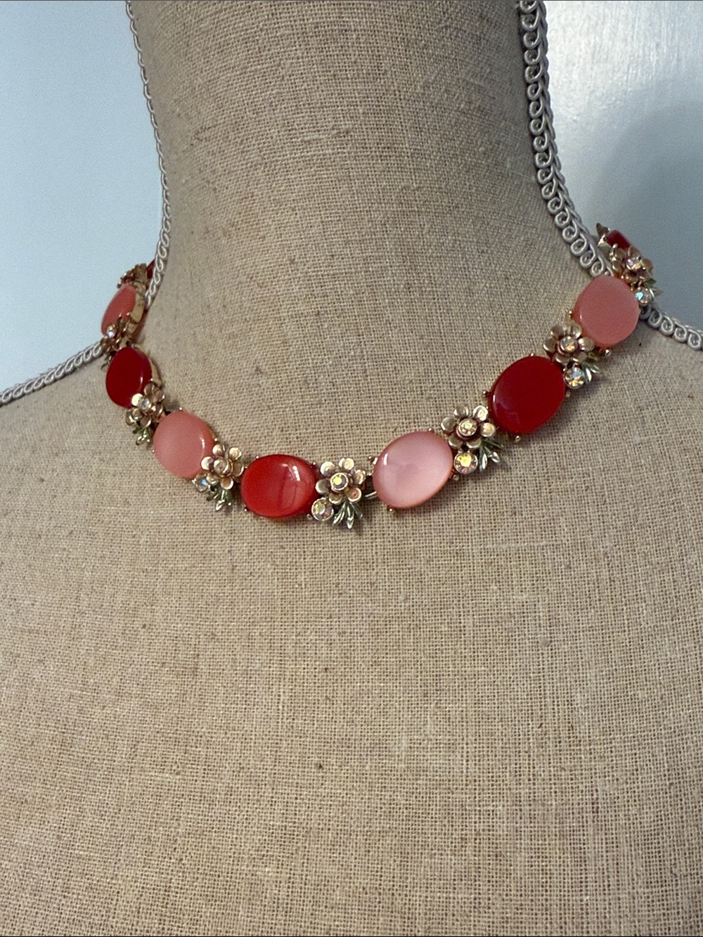 BSK VINTAGE NECKLACE RED PINK LUCITE THERMOSET OVAL FLOWERS AB GOLDTONE 16”